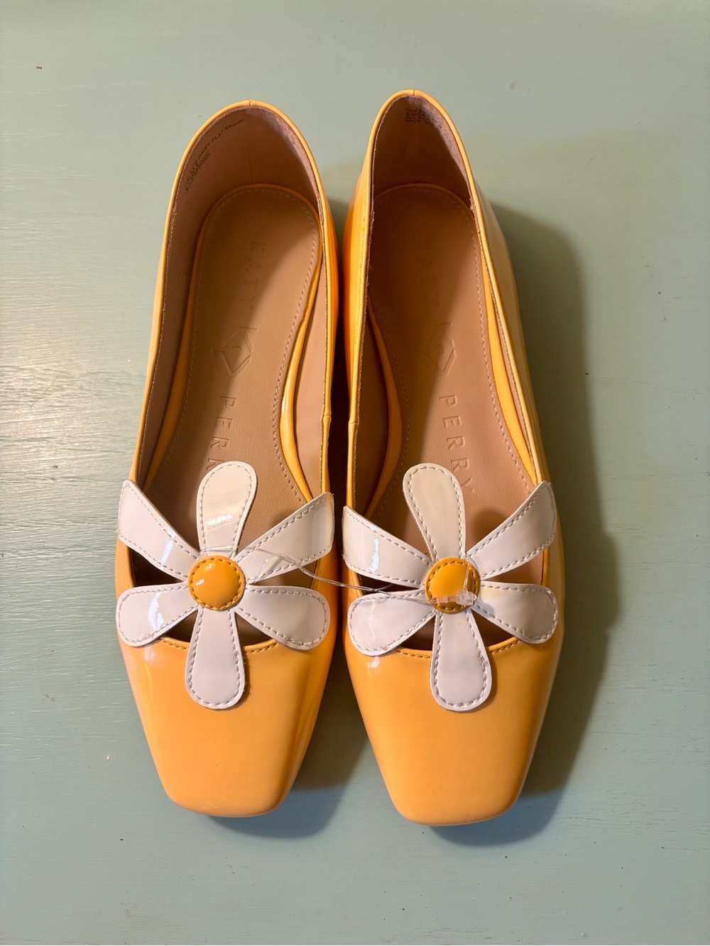 Katie Perry “The Evie Daisy Flat" 6 NWT